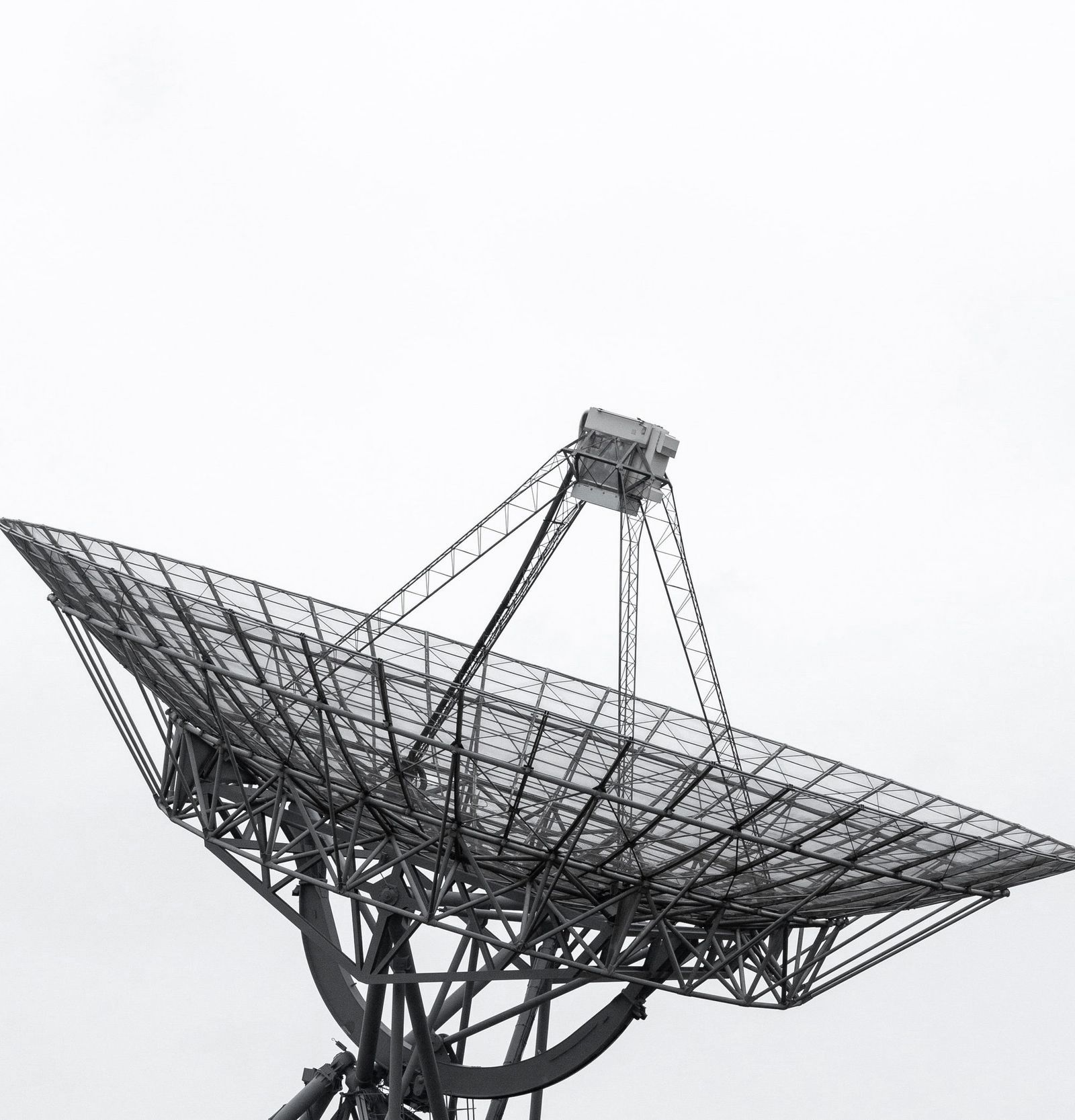 Satellite ground station antenna